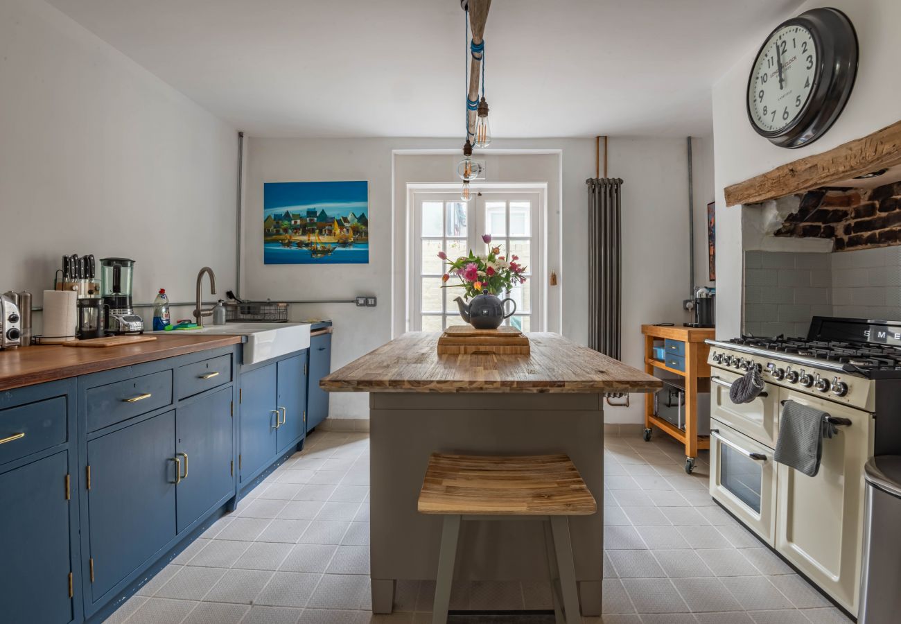 Kitchen island, range cooker and blue cabinetry